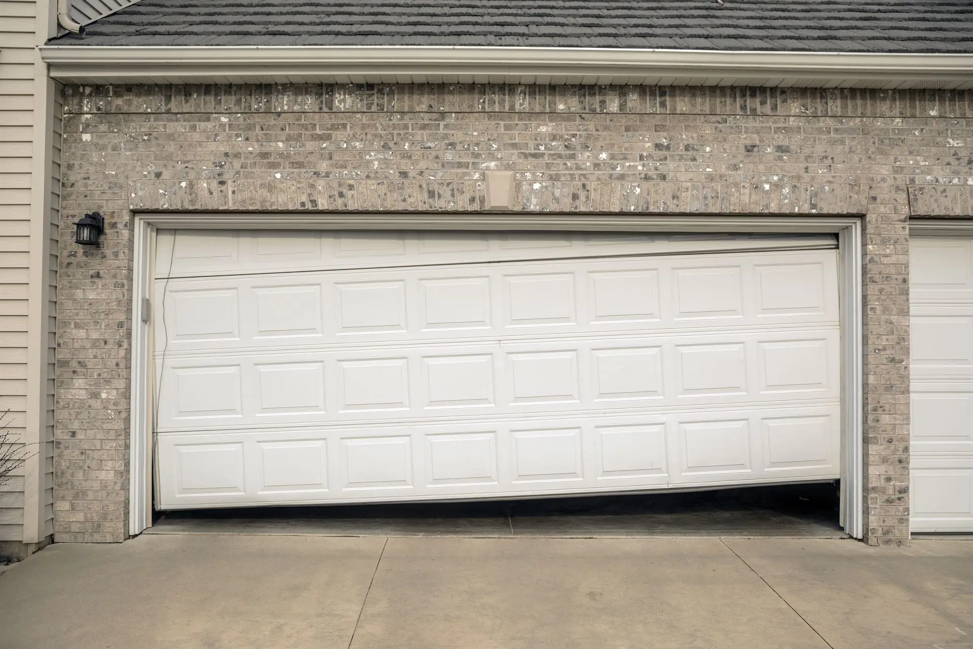 garage-door-stops-moving-from-one-side